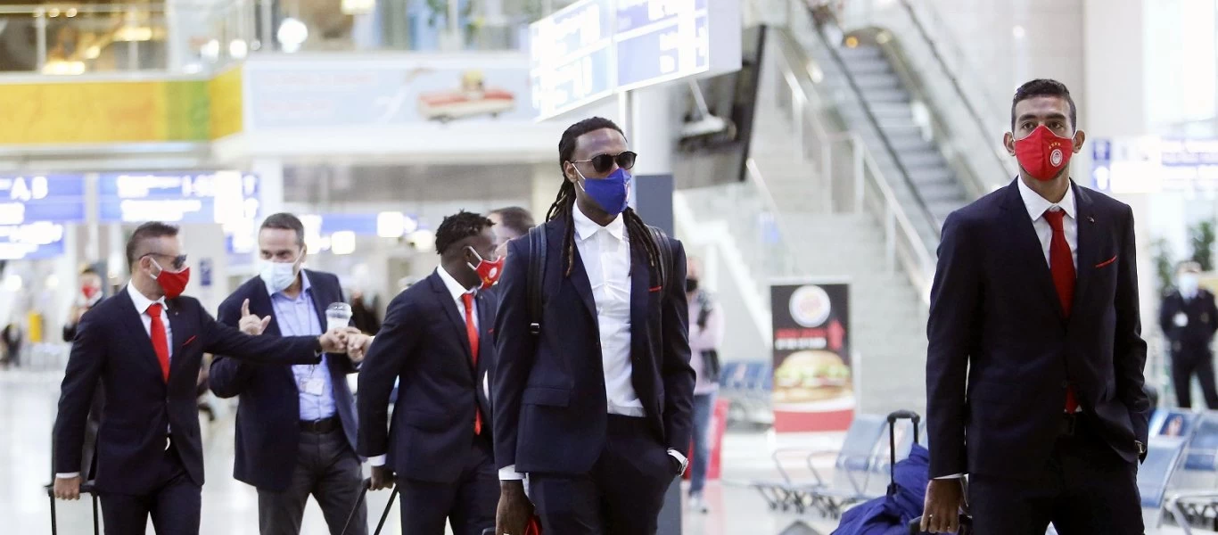 Ολυμπιακός: Έφτασε στο Μάντσεστερ (βίντεο)